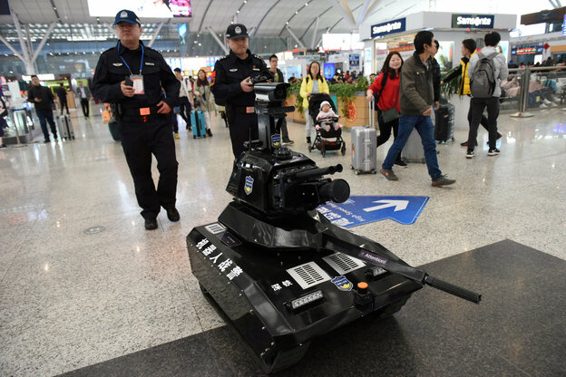 Polizisten mit einem Sicherheitsroboter in China