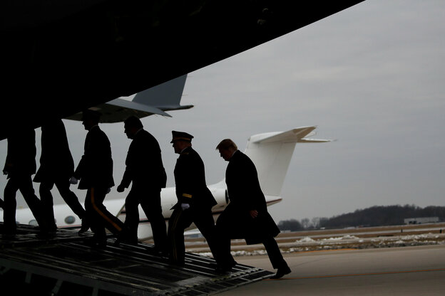 Donald Trump und US-Militärleader steigen in ein Flugzeug