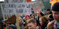 Schüler und Studenten demonstrieren gemeinsam mit Plakaten und Schildern