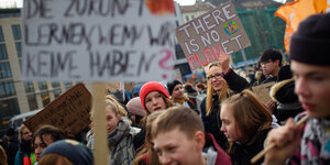 Schüler und Studenten demonstrieren gemeinsam mit Plakaten und Schildern