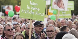 Abtreibungsgegner mit Schildern auf einer Demo