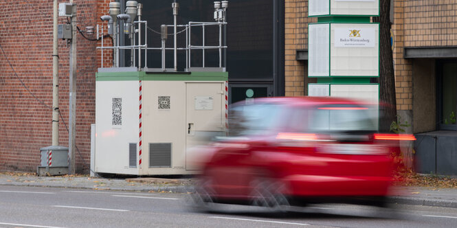 Ein Auto fährt an einer Luft-Messstation vorbei