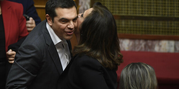 Alexis Tsipras wird im griechischen Parlament auf beklatscht und auf die Wange geküsst