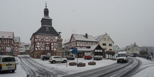 Ein kleines verschneites Städtchen