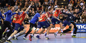 Norwegische Handballsieler stürmen jubelnd aufs Feld
