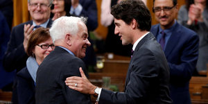 Der Kanadische Premierminister Justin Trudeau schüttelt John McCallum die Hand
