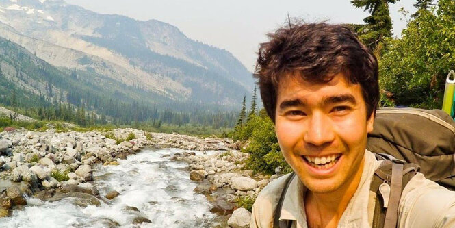 Selfie von John Allen Chau an einem Gebirgsbach