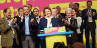 Nicola Beer am Rednerpult, daneben klatschende FDP-PolitikerInnen