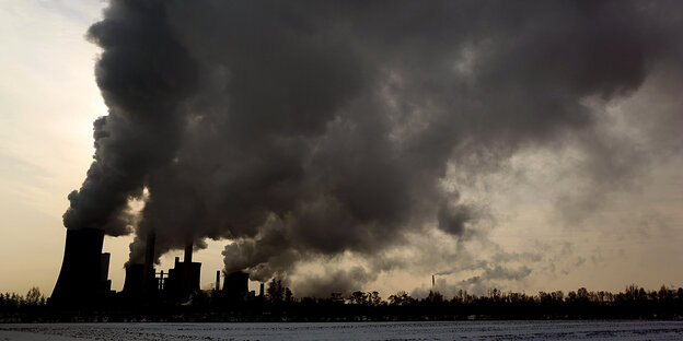 Dampf und Rauch steigen aus dem RWE Braunkohlekraftwerk Niederaußem