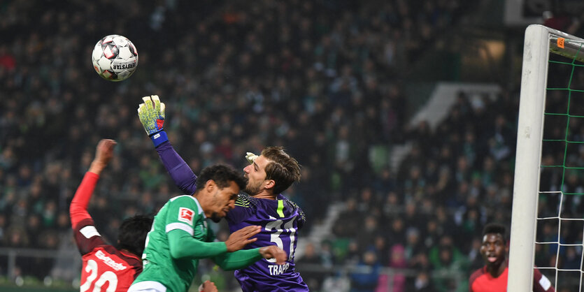 Frankfurts Torwart Kevin Trapp ist vor Werders Theodor Gebre Selassie am Ball.