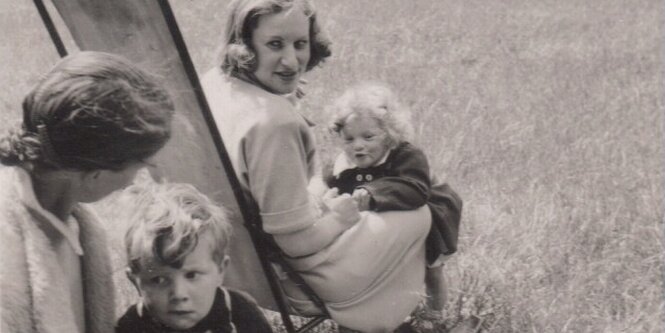 Elfriede Finzi with daughter