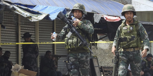Soldaten patrouillieren vor dem Ort eines Anschlags