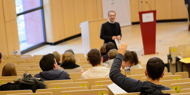 Studenten verfolgen im Helmut Schmidt-Auditorium der Bucerius Law School in Hamburg eine Vorlesung.