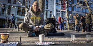 Ein polnischer Mann sitzt in der Fußgängerzone von Stuttgart und bittet um Geld