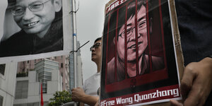 Demonstranten halten Plakate mit dem Bild des gestorbenen chinesischen Friedensnobelpreisträgers Liu Xiaobo und des inhaftierten Menschenrechtlers Wang Quanzhang während einer Protestkundgebung