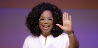 Oprah Winfrey hebt ihre linke Hand nach oben