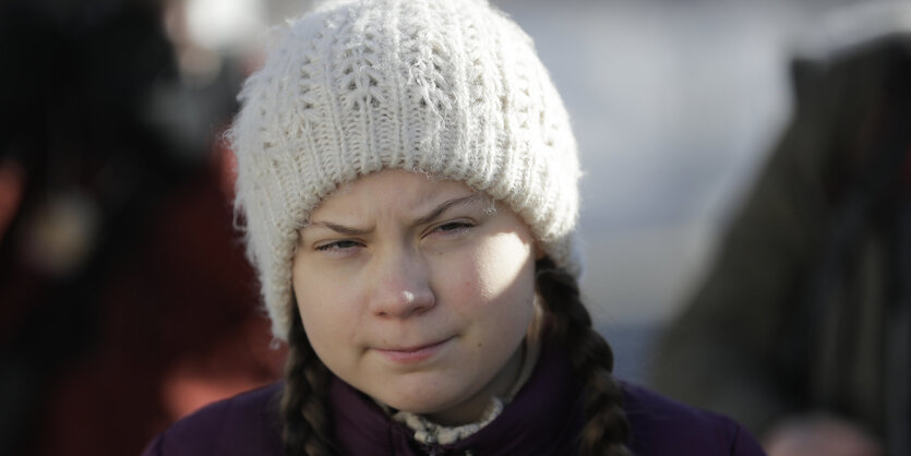 Greta Thunberg mit weißer Mütze