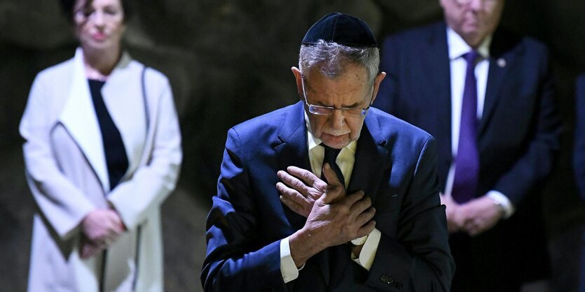 Alexander Van der Bellen (M), Bundespräsident von Österreich, seine Ehefrau Doris Schmidauer (l) und Reuven Rivlin (r), Präsident von Israel, stehen in der Halle der Erinnerung in Yad Vashem