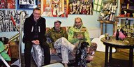 Lucas Böttcher, Tim Roeloffs, Txus Parras auf einem Sofa - das sind die drei Köpfe der Kultur­botschaft Lichtenberg
