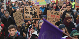 Demonstranten mit Plakaten gegen Neonazis