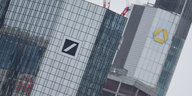 Ein Hochhaus mit dem Logo der Deutschen Bank steht neben einem Hochhaus mit dem Logo der Commerzbank