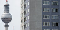 Der Fernsehturm ist hinter einem Wohnblock in Berlin-Mitte zu sehen