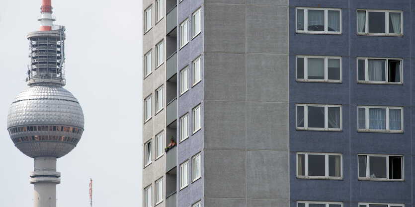 Der Fernsehturm ist hinter einem Wohnblock in Berlin-Mitte zu sehen