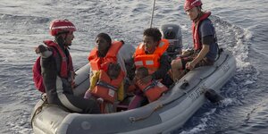 Mitarbeiter von Mission Lifeline haben am 21.06.18 im internationalen Gewaesser vor der libyschen Kueste Fluechtlinge in ein Schlauchboot geholt