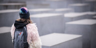 Ein Mädchen guckt auf Denkmal für die ermordeten Juden Europas
