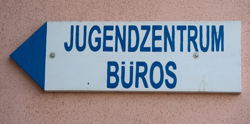 Wegweiser in ein Jugendzentrum