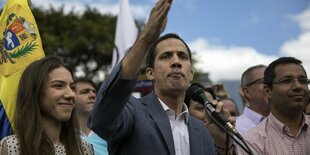 Guaidó spricht gestikulierend in ein Mikrofon