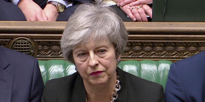 Theresa May hört sich nach der Abstimmung die Rede von Jeremy Corbyn an. n