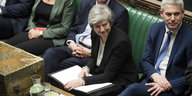 Theresa May beugt sich lächelnd nach vorne