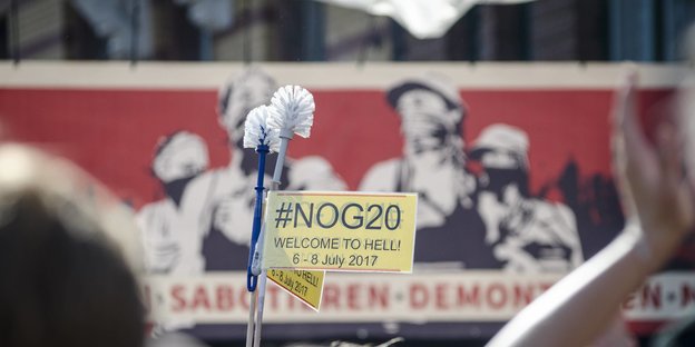 Klobürsten mit Transparent auf G20-Gipfel