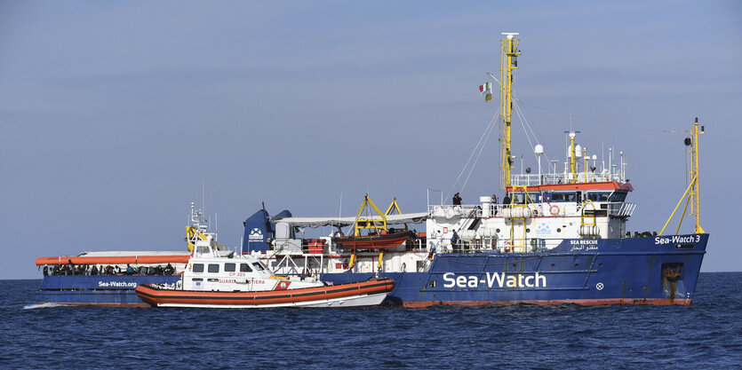 Ein kleineres Boot liegt neben der Sea Watch