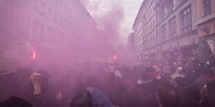 Violetter Nebel, vielleicht von Bengalos, über einer Straße