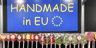 Lollipops unter einem "HAndmade in EU"-Schild.