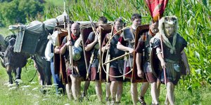 Leute, die als römische Legionäre verkleidet sind