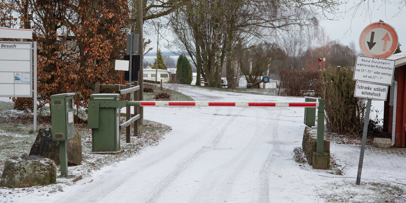 Eine Schranke versperrt die Zufahrt vom Campingplatz Eichwald