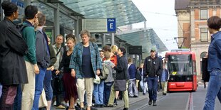 Eine Straßenbahn trifft an der Haltestelle des Bremer Hauptbahnhofs ein.