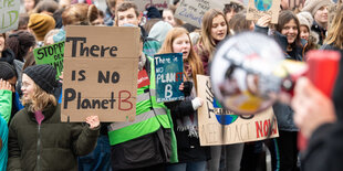 Schüler*innen mit Plakaten auf einer Demo