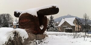 Überdimensionale Bratwurst im Schnee