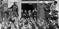 Ausgestreckte Hände huldigen dem soeben aus dem Exil zurückgekehrten Ajatollah Khomeini