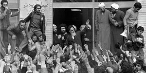 Ausgestreckte Hände huldigen dem soeben aus dem Exil zurückgekehrten Ajatollah Khomeini