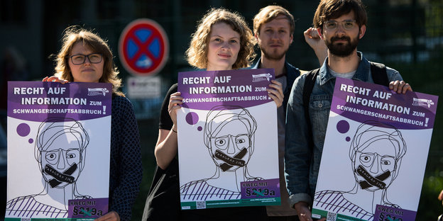 Mitglieder des Thüringer Frauen*kampftagsbündnisses protestieren vor der Eröffnung des 121. Deutscher Ärztetages gegen den Abtreibungparagraphen 219a.