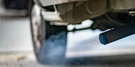 Bläuliche Rauchwolken stößt der Dieselmotor eines Kleinlasters aus, der auf einem Parkplatz gestartet wird