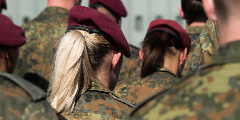 Soldatin mit gut schulterlangen Haaren