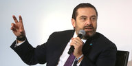 Saad al-Hariri mit Mikrofon in der Hand