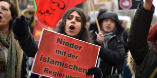 Demonstranten mit Plakaten