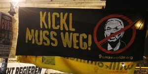 "Kickl muss weg!", steht auf dem Plakat. Demonstration m vergangenen November in Wiengegen den FPÖ-Innenminister nister